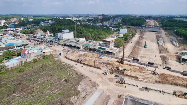 Xuy&ecirc;n đ&ecirc;m vận chuyển đất, đ&aacute; phục vụ cao tốc, s&acirc;n bay, đường v&agrave;nh đai ở Đồng Nai- Ảnh 7.