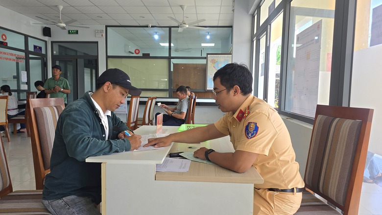 Đ&agrave; Nẵng: Th&ecirc;m &ocirc; l&agrave;m thủ tục, tăng c&aacute;n bộ tiếp nhận cấp, đổi GPLX- Ảnh 2.