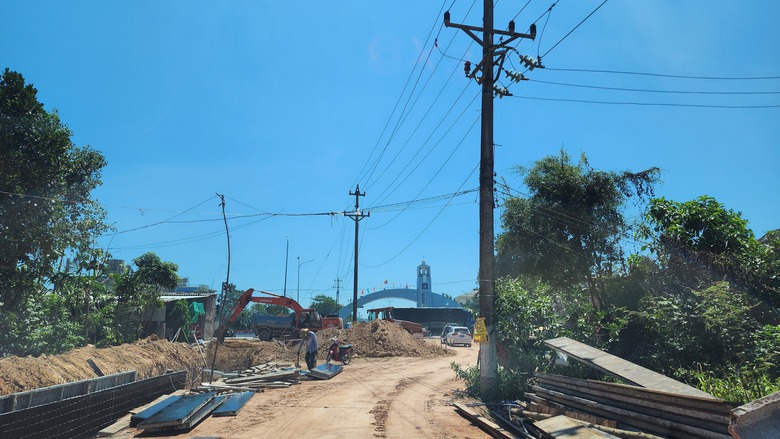 Sắp đến hạn ch&oacute;t c&aacute;n đ&iacute;ch, hai dự &aacute;n trọng điểm ở Quảng Ng&atilde;i vẫn vướng mặt bằng- Ảnh 4.