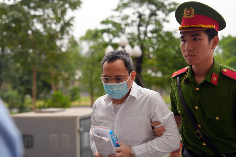 Cảnh s&aacute;t dẫn giải cựu thứ trưởng Ho&agrave;ng Quốc Vượng ra t&ograve;a- Ảnh 3.