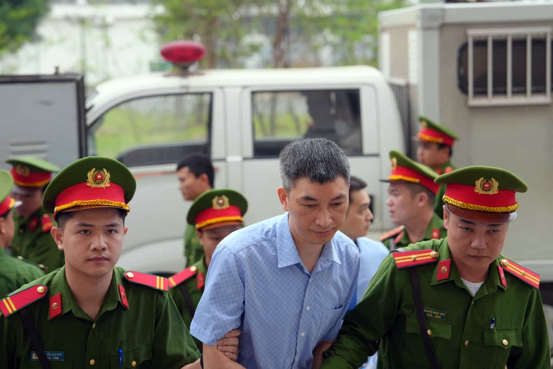 Cảnh s&aacute;t dẫn giải cựu thứ trưởng Ho&agrave;ng Quốc Vượng ra t&ograve;a- Ảnh 6.