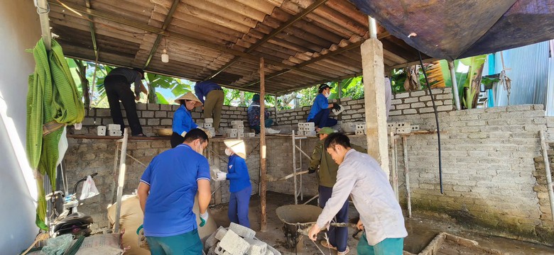 Tuổi trẻ Nghệ An dốc sức x&oacute;a nh&agrave; dột n&aacute;t cho người ngh&egrave;o, ch&agrave;o mừng sinh nhật B&aacute;c- Ảnh 8.