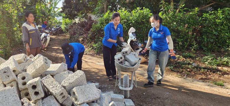 Tuổi trẻ Nghệ An dốc sức x&oacute;a nh&agrave; dột n&aacute;t cho người ngh&egrave;o, ch&agrave;o mừng sinh nhật B&aacute;c- Ảnh 6.