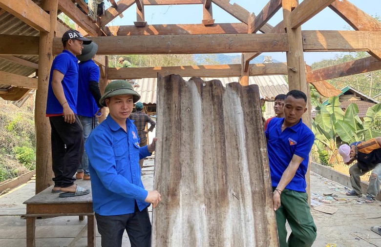 Tuổi trẻ Nghệ An dốc sức x&oacute;a nh&agrave; dột n&aacute;t cho người ngh&egrave;o, ch&agrave;o mừng sinh nhật B&aacute;c- Ảnh 2.