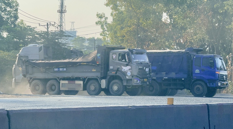 Xuy&ecirc;n đ&ecirc;m vận chuyển đất, đ&aacute; phục vụ cao tốc, s&acirc;n bay, đường v&agrave;nh đai ở Đồng Nai- Ảnh 4.