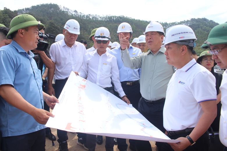 Bộ trưởng Trần Hồng Minh: Tập trung giải ngân vốn 2 tuyến cao tốc tại Cao Bằng, Lạng Sơn- Ảnh 4. Bộ trưởng Trần Hồng Minh: Tập trung giải ngân vốn 2 tuyến cao tốc tại Cao Bằng, Lạng Sơn- Ảnh 4.