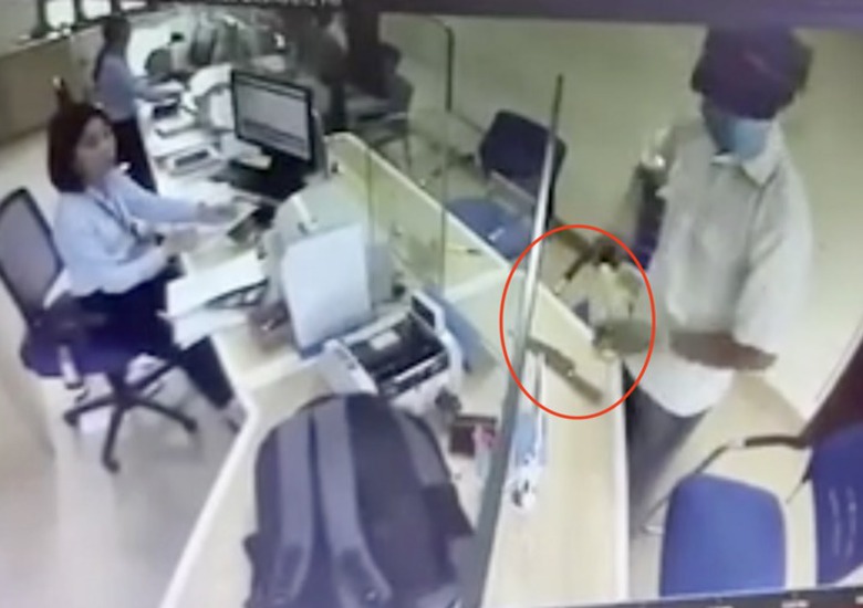 H&agrave; Nội: Truy bắt đối tượng d&ugrave;ng dao cướp ng&acirc;n h&agrave;ng- Ảnh 1.