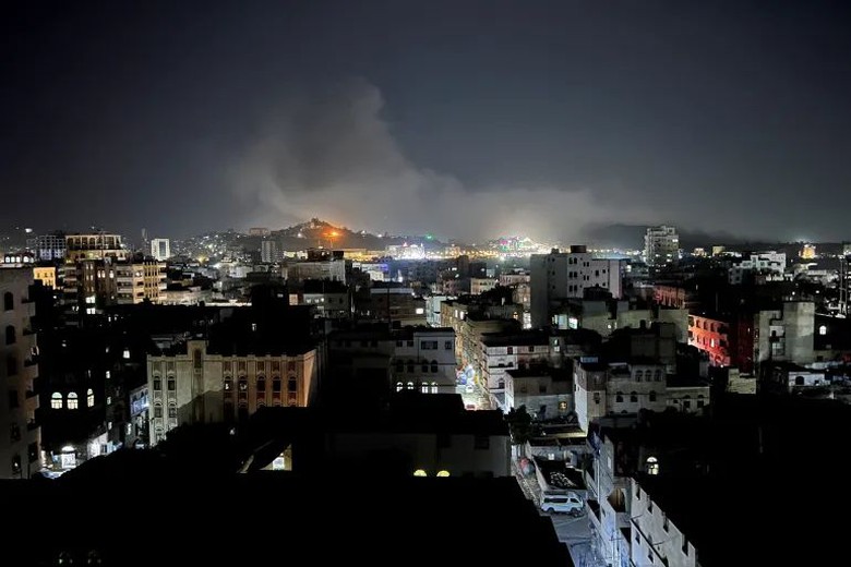 Houthi tố Mỹ n&eacute;m bom v&agrave;o chợ ở Yemen khiến 12 người thiệt mạng- Ảnh 1.