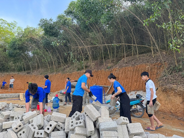 Tuổi trẻ Nghệ An dốc sức x&oacute;a nh&agrave; dột n&aacute;t cho người ngh&egrave;o, ch&agrave;o mừng sinh nhật B&aacute;c- Ảnh 1.