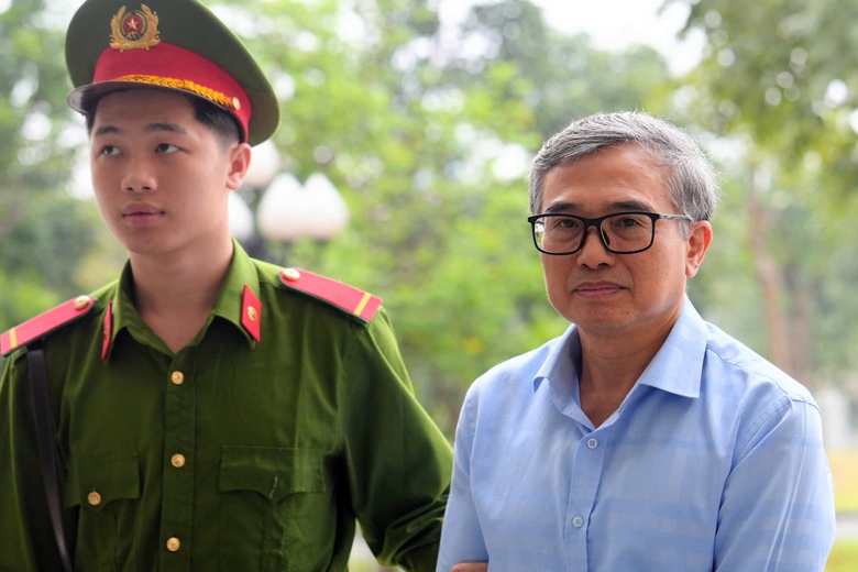 Cảnh s&aacute;t dẫn giải cựu thứ trưởng Ho&agrave;ng Quốc Vượng ra t&ograve;a- Ảnh 2.