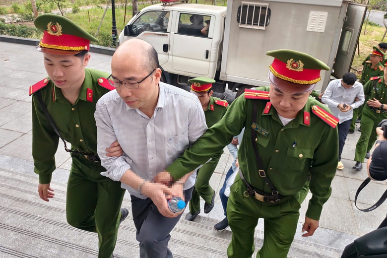 Cảnh s&aacute;t dẫn giải cựu thứ trưởng Ho&agrave;ng Quốc Vượng ra t&ograve;a- Ảnh 5.