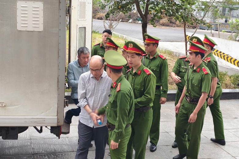 Cảnh s&aacute;t dẫn giải cựu thứ trưởng Ho&agrave;ng Quốc Vượng ra t&ograve;a- Ảnh 4.