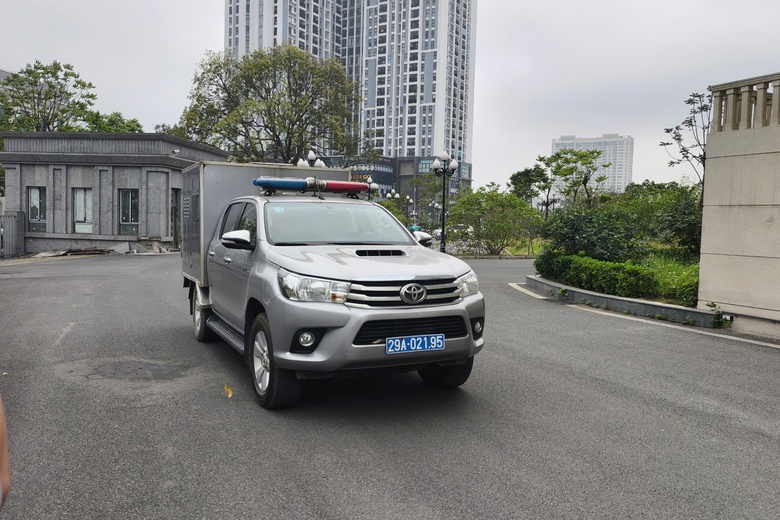 Cảnh s&aacute;t dẫn giải cựu thứ trưởng Ho&agrave;ng Quốc Vượng ra t&ograve;a- Ảnh 1.