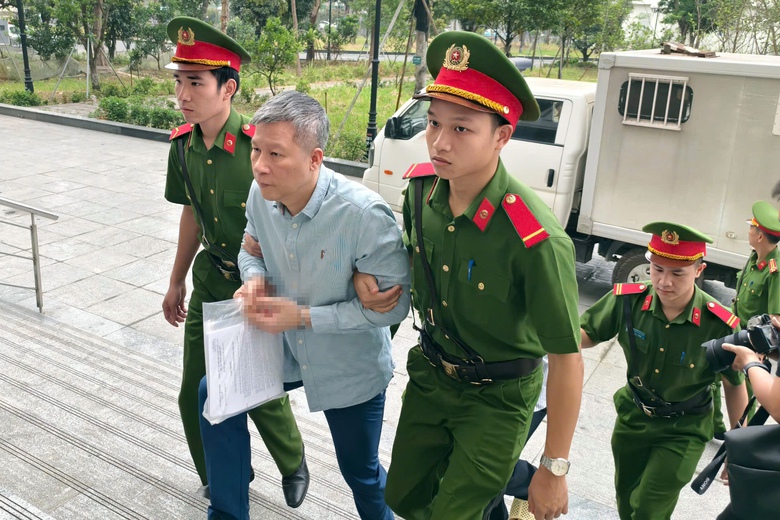 Cảnh s&aacute;t dẫn giải cựu thứ trưởng Ho&agrave;ng Quốc Vượng ra t&ograve;a- Ảnh 7.