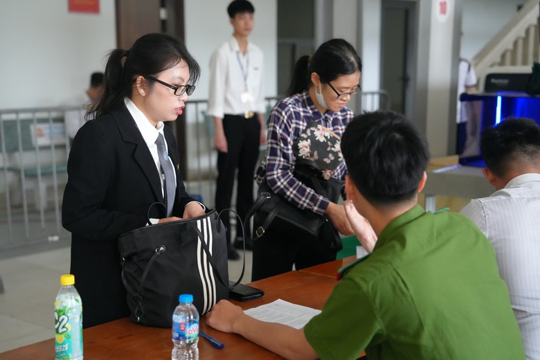 Cảnh s&aacute;t dẫn giải cựu thứ trưởng Ho&agrave;ng Quốc Vượng ra t&ograve;a- Ảnh 8.