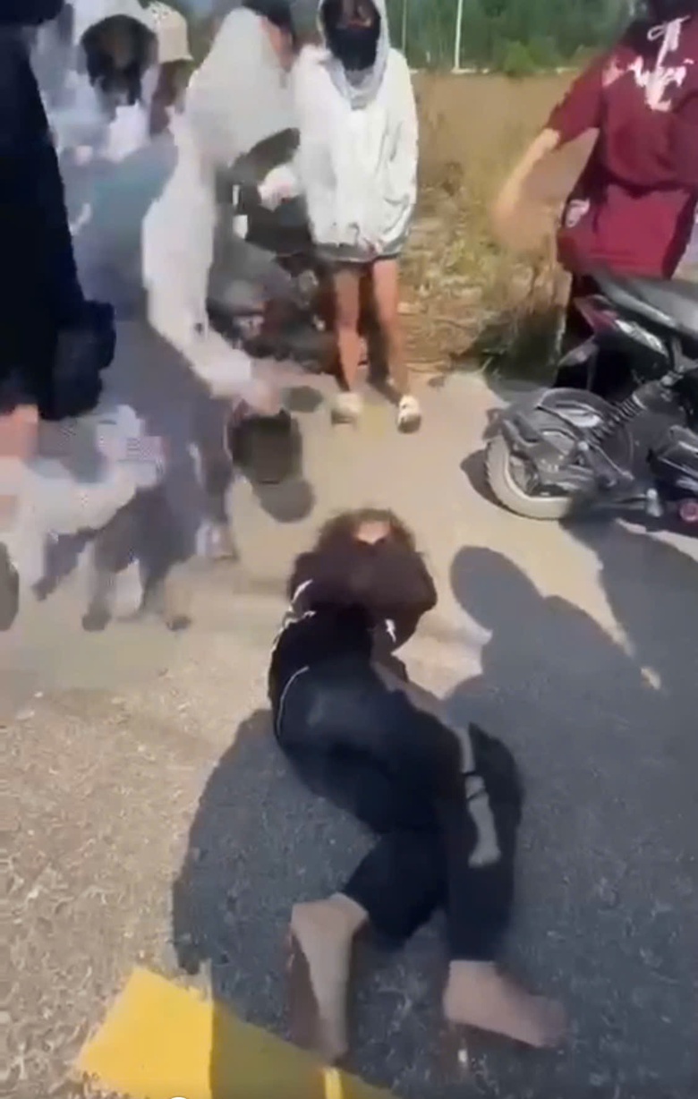 Công an Bình Định vào cuộc vụ liên tiếp 2 clip hành hung nữ sinh lan truyền MXH- Ảnh 1. Công an Bình Định vào cuộc vụ liên tiếp 2 clip hành hung nữ sinh lan truyền MXH- Ảnh 1.