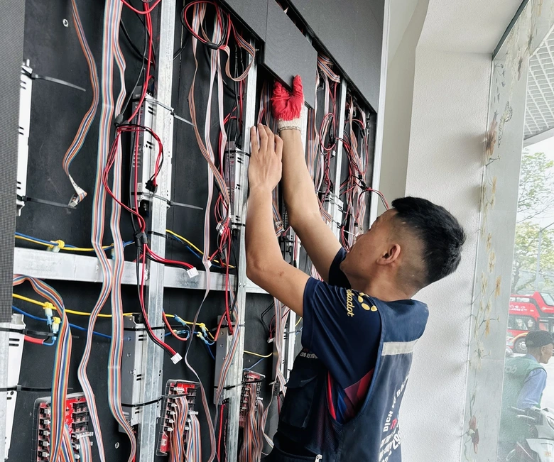 H&agrave; Nội: Khẩn trương th&aacute;o dỡ, chuyển đồ đạc khỏi t&ograve;a nh&agrave; "H&agrave;m c&aacute; mập"- Ảnh 1.