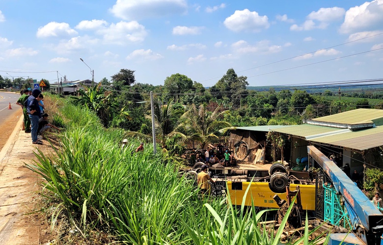 Hiện trường xe chở 20 học sinh lật ngửa trên QL19B qua Gia Lai, nhiều người bị thương- Ảnh 8. Hiện trường xe chở 20 học sinh lật ngửa trên QL19B qua Gia Lai, nhiều người bị thương- Ảnh 8.