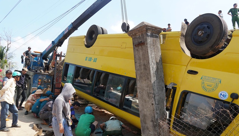 Hiện trường xe chở 20 học sinh lật ngửa trên QL19B qua Gia Lai, nhiều người bị thương- Ảnh 3. Hiện trường xe chở 20 học sinh lật ngửa trên QL19B qua Gia Lai, nhiều người bị thương- Ảnh 3.