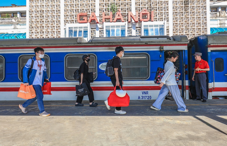 Vé máy bay, tàu xe dịp 30/4 còn hay hết?- Ảnh 2. Vé máy bay, tàu xe dịp 30/4 còn hay hết?- Ảnh 2.