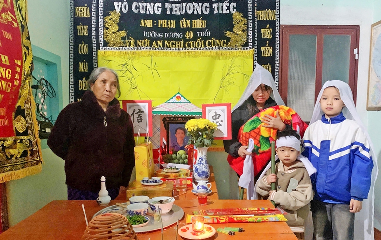 Chồng mất v&igrave; tai nạn hy hữu, vợ v&agrave; 3 con nhỏ bơ vơ- Ảnh 1.