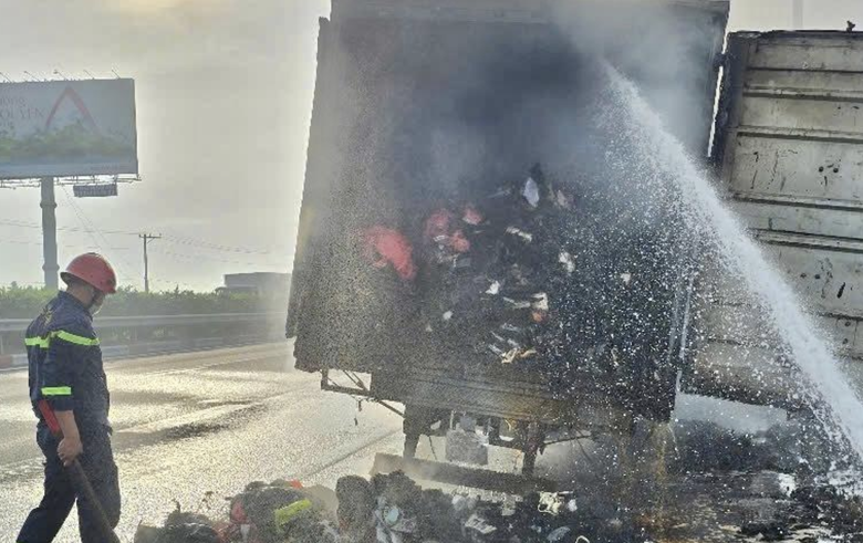 Cháy xe bưu phẩm trên cao tốc TP.HCM - Long Thành - Dầu Giây, nhiều hàng hóa bị thiêu rụi- Ảnh 1. Cháy xe bưu phẩm trên cao tốc TP.HCM - Long Thành - Dầu Giây, nhiều hàng hóa bị thiêu rụi- Ảnh 1.