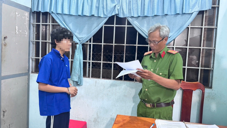 B&aacute;c xe &ocirc;m mưu tr&iacute; chở kẻ thủ &aacute;c v&agrave;o thẳng trụ sở c&ocirc;ng an- Ảnh 1.