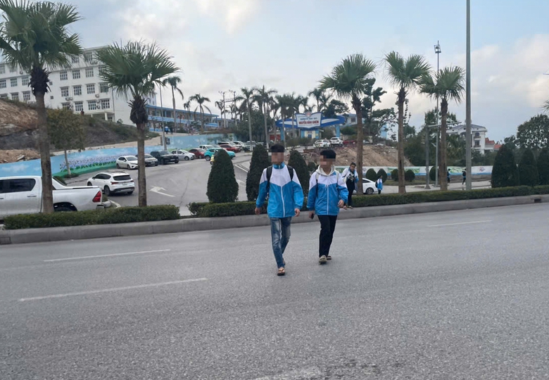 Quảng Ninh: Phớt lờ tử thần r&igrave;nh rập, v&ocirc; tư tr&egrave;o dải ph&acirc;n c&aacute;ch tr&ecirc;n quốc lộ 18- Ảnh 1.