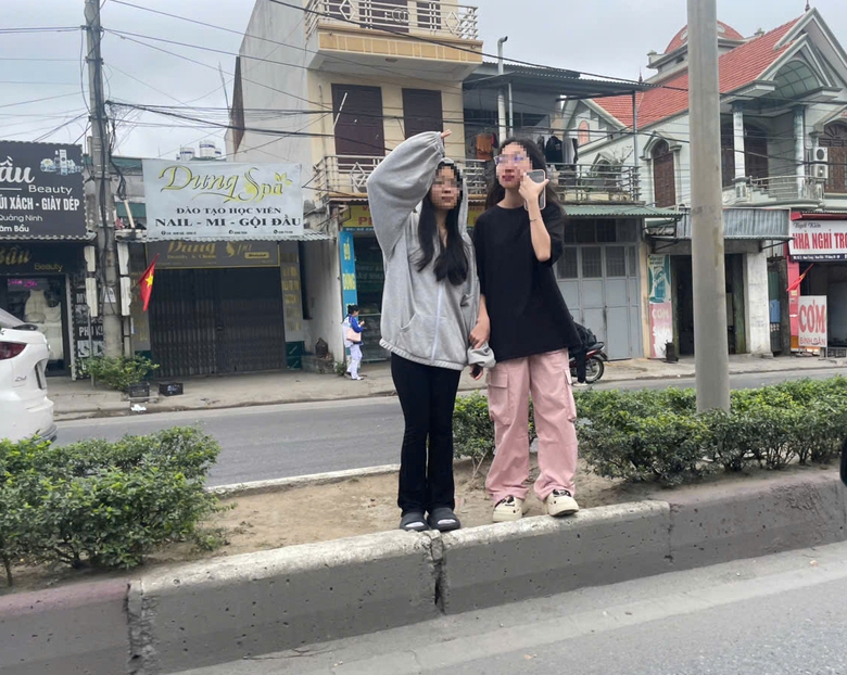 Quảng Ninh: Phớt lờ tử thần r&igrave;nh rập, v&ocirc; tư tr&egrave;o dải ph&acirc;n c&aacute;ch tr&ecirc;n quốc lộ 18- Ảnh 3.