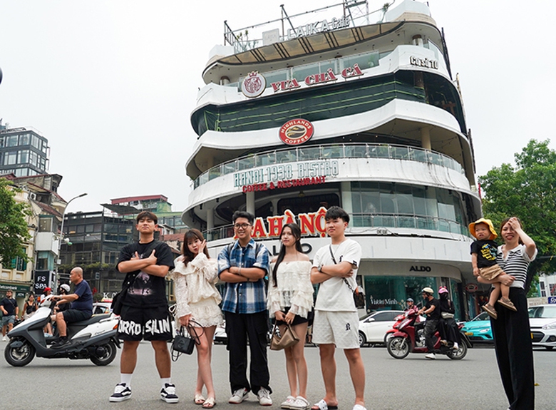 H&agrave; Nội: Khẩn trương th&aacute;o dỡ, chuyển đồ đạc khỏi t&ograve;a nh&agrave; "H&agrave;m c&aacute; mập"- Ảnh 4.