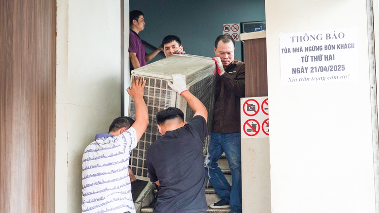 H&agrave; Nội: Khẩn trương th&aacute;o dỡ, chuyển đồ đạc khỏi t&ograve;a nh&agrave; "H&agrave;m c&aacute; mập"- Ảnh 2.