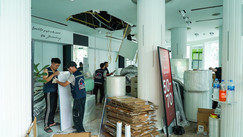 H&agrave; Nội: Khẩn trương th&aacute;o dỡ, chuyển đồ đạc khỏi t&ograve;a nh&agrave; "H&agrave;m c&aacute; mập"- Ảnh 3.