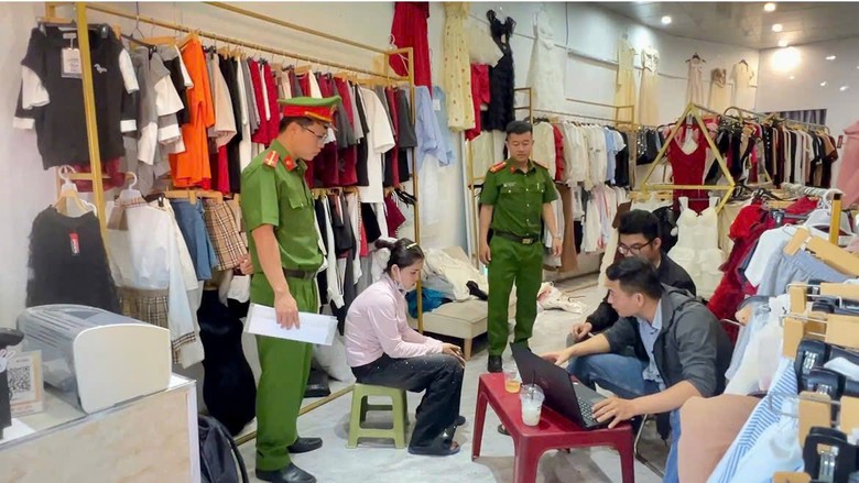 Bắt chủ shop quần &aacute;o điều h&agrave;nh đường d&acirc;y mại d&acirc;m- Ảnh 1.