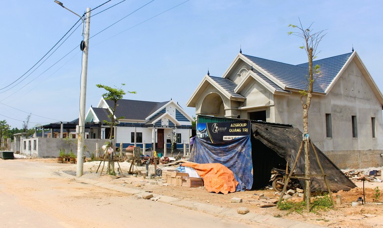 Ngắm những ngôi nhà tiền tỷ trên phố mới ở Quảng Trị- Ảnh 2. Ngắm những ngôi nhà tiền tỷ trên phố mới ở Quảng Trị- Ảnh 2.