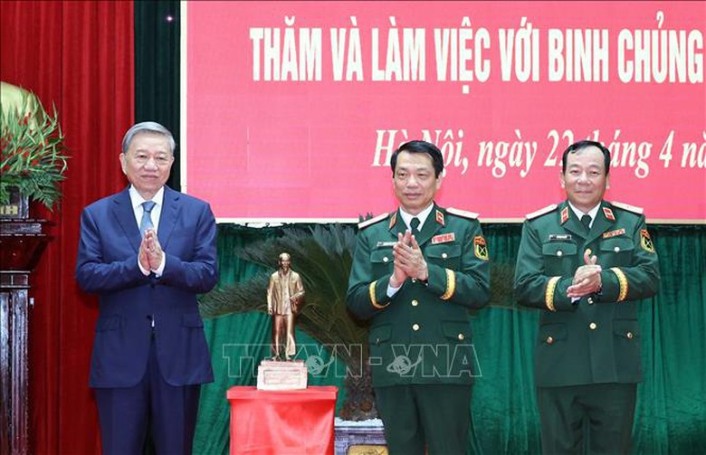 Tổng Bí thư: Binh chủng Tăng thiết giáp phải thực sự xứng đáng là lực lượng đột kích mạnh- Ảnh 3. Tổng Bí thư: Binh chủng Tăng thiết giáp phải thực sự xứng đáng là lực lượng đột kích mạnh- Ảnh 3.