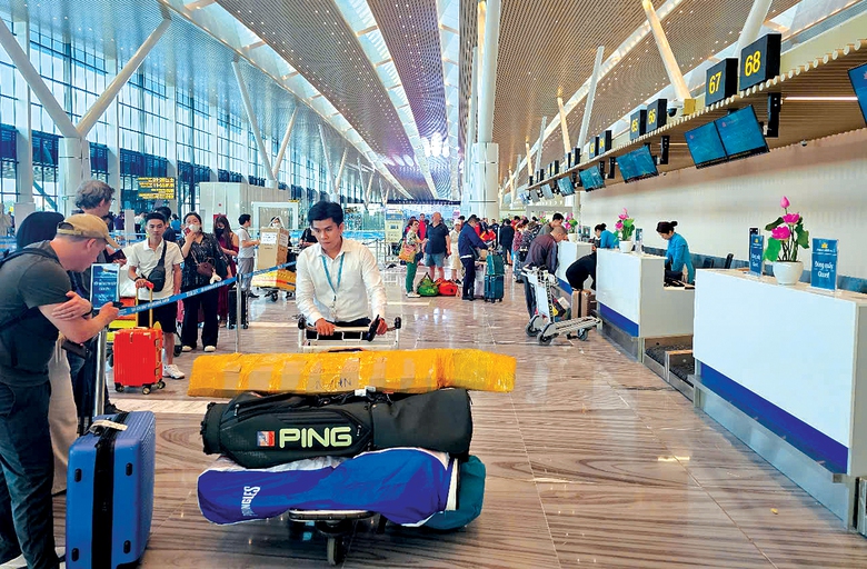 Vé máy bay, tàu xe dịp 30/4 còn hay hết?- Ảnh 1. Vé máy bay, tàu xe dịp 30/4 còn hay hết?- Ảnh 1.