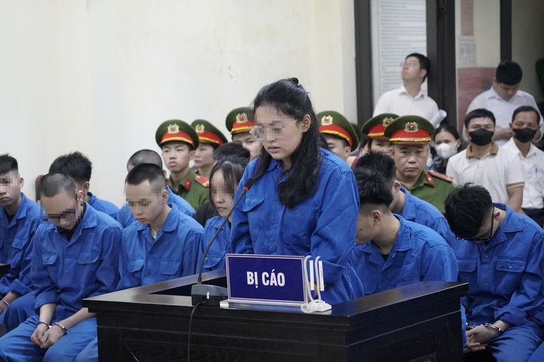 H&agrave;ng trăm người theo d&otilde;i phi&ecirc;n xử nh&oacute;m "qu&aacute;i xế" t&ocirc;ng chết c&ocirc; g&aacute;i dừng đ&egrave;n đỏ- Ảnh 6.