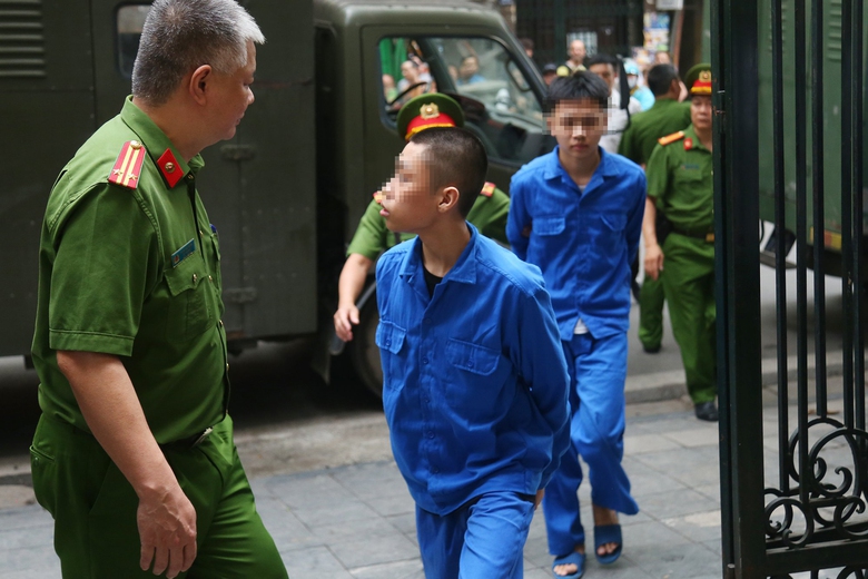 H&agrave;ng trăm người theo d&otilde;i phi&ecirc;n xử nh&oacute;m "qu&aacute;i xế" t&ocirc;ng chết c&ocirc; g&aacute;i dừng đ&egrave;n đỏ- Ảnh 7.