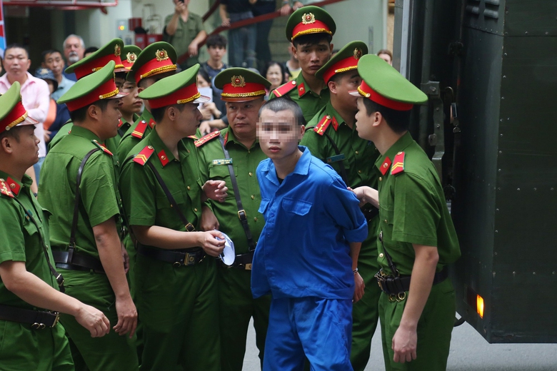 H&agrave;ng trăm người theo d&otilde;i phi&ecirc;n xử nh&oacute;m "qu&aacute;i xế" t&ocirc;ng chết c&ocirc; g&aacute;i dừng đ&egrave;n đỏ- Ảnh 1.