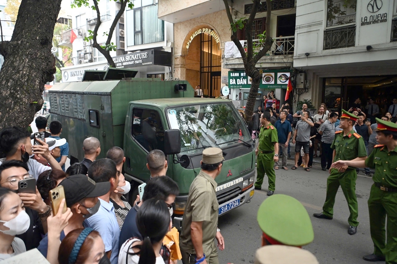 H&agrave;ng trăm người theo d&otilde;i phi&ecirc;n xử nh&oacute;m "qu&aacute;i xế" t&ocirc;ng chết c&ocirc; g&aacute;i dừng đ&egrave;n đỏ- Ảnh 3.