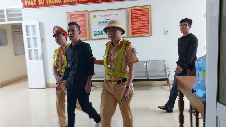 CSGT Bình Định bắt giữ gã trai cướp tài sản "bạn gái" quen qua Facebook- Ảnh 1. CSGT Bình Định bắt giữ gã trai cướp tài sản "bạn gái" quen qua Facebook- Ảnh 1.