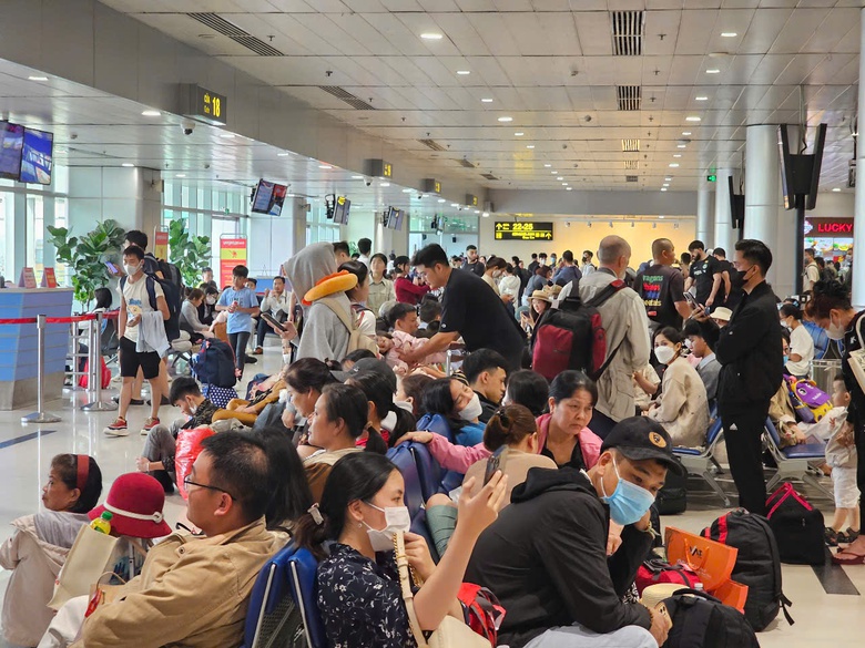 Nguy&ecirc;n nh&acirc;n n&agrave;o khiến nhiều chuyến bay ở T&acirc;n Sơn Nhất bị trễ những ng&agrave;y qua?- Ảnh 1.