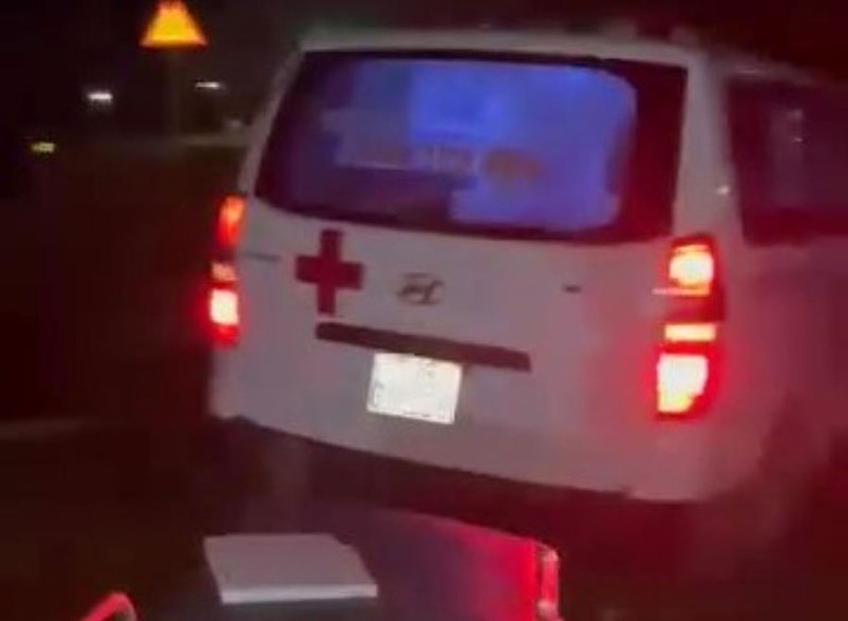 H&igrave;nh ảnh chiếc xe cứu thương chở bệnh nh&acirc;n lao v&agrave;o b&ecirc;n quốc lộ 1 (Ảnh cắt từ clip).