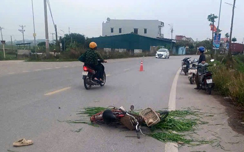 Hiện trường vụ tai nạn khiến người phụ nữ điều khiển xe đạp điện tử vong.