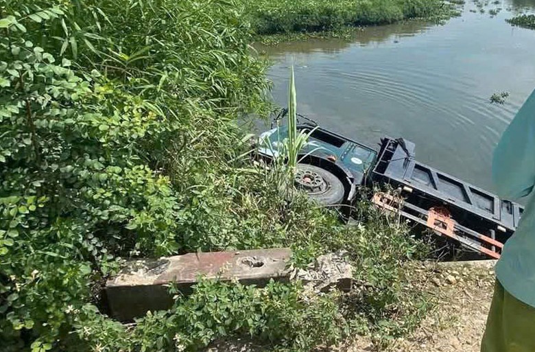 Chiếc xe tải rơi xuống s&ocirc;ng rồi lật nghi&ecirc;ng dưới nước.