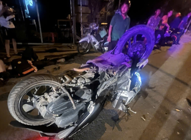 Hai xe m&aacute;y đối đầu, một người nhập viện trong t&igrave;nh trạng nguy kịch- Ảnh 1.