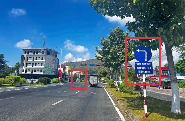 Kỳ lạ biển báo "tự mọc" rồi "tự biến mất" trên đường vào Miếu Bà Chúa xứ núi Sam- Ảnh 1. Kỳ lạ biển báo "tự mọc" rồi "tự biến mất" trên đường vào Miếu Bà Chúa xứ núi Sam- Ảnh 1.