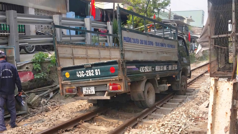 Đà Nẵng: Xử nghiêm vi phạm, tăng cảnh giới ở lối đi tự mở để hạn chế TNGT đường sắt- Ảnh 1. Đà Nẵng: Xử nghiêm vi phạm, tăng cảnh giới ở lối đi tự mở để hạn chế TNGT đường sắt- Ảnh 1.