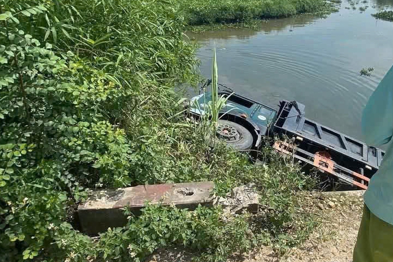 Khoảnh khắc xe tải bất ngờ đâm gãy lan can cầu rồi rơi xuống sông- Ảnh 1. Khoảnh khắc xe tải bất ngờ đâm gãy lan can cầu rồi rơi xuống sông- Ảnh 1.