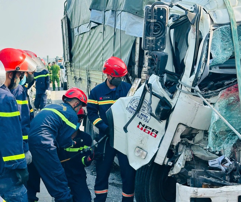 Hai xe tải va chạm tr&ecirc;n cao tốc, 2 người tử vong- Ảnh 1.